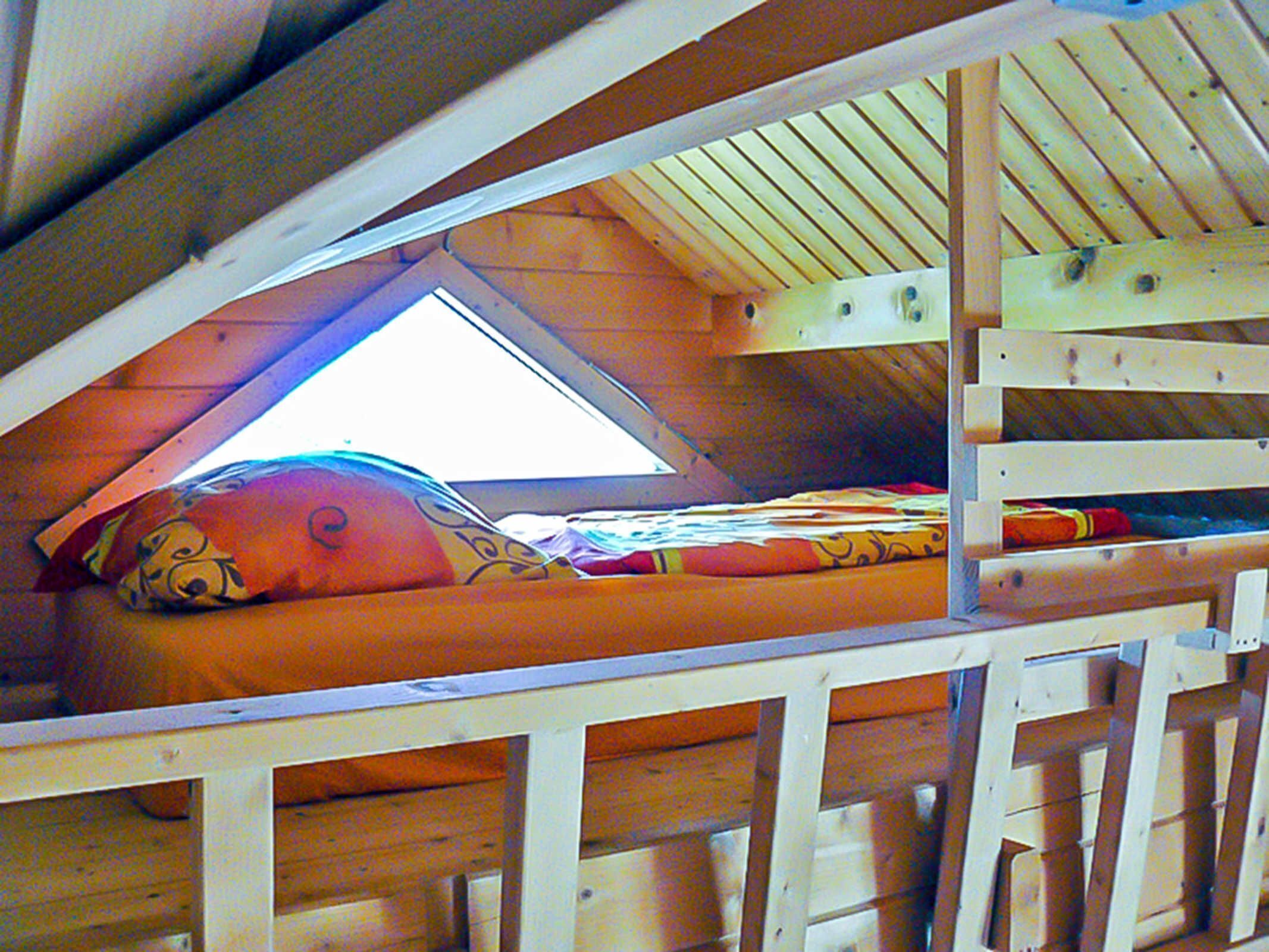 3 bedrooms, travel crib, bed sheets