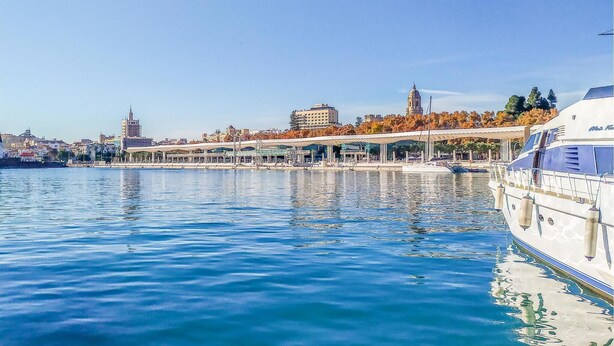 A waterfront view with a bridge, boats, and buildings in the background. - Cozy home in Málaga with WiFi (Málaga)