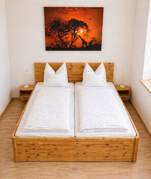 2 bedrooms, desk, WiFi