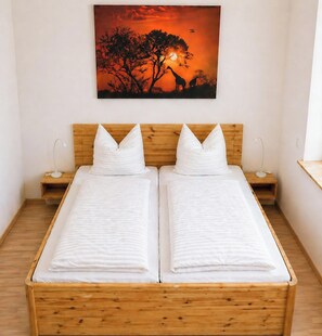 2 bedrooms, desk, WiFi