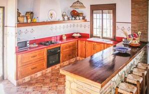 Frigorífico, microondas, placa de cocina y lavavajillas