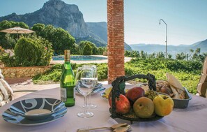Outdoor dining - Stunning home in El Gastor with WiFi (El Gastor)