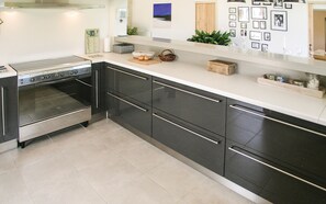 Réfrigérateur, micro-ondes, plaque de cuisson, lave-vaisselle