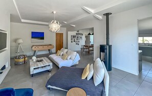 Fernseher, DVD-Player, Tischfußball, Tischtennisplatte