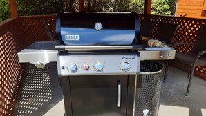 A Weber Spirit grill with a digital display, a side burner, and a built-in oven. - Holiday home with garden and barbecue (Balatonsz��rszó)