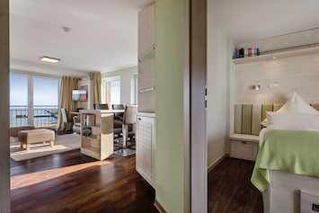 Suite H. P. Rickmers: In der 3. Etage liegende Suite mit Panoramaverglasung zur Seeseite und mit der auf Helgoland seltenen Möglichkeit, nach Westen über die See zu schauen. Die ca. 42 qm-Suite verfügt über ein großes Wohnzimmer mit Küchenbereich und ein separates Schlafzimmer.