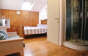 3 Schlafzimmer, Reisekinderbett