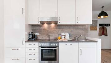 Een koelkast, een magnetron, een oven, een vaatwasser