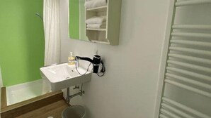 Shower, hair dryer, towels - Double Room 1 - Pension Herned ** (Mondsee)
