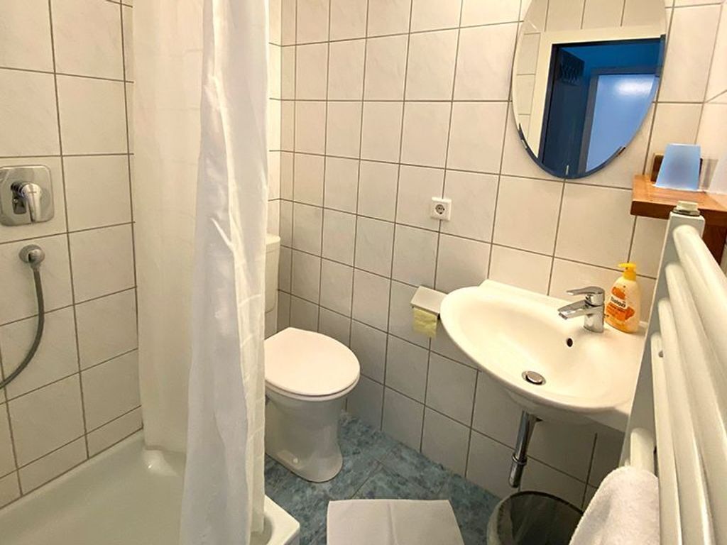 Suihku, hiustenkuivaaja, pyyhkeet