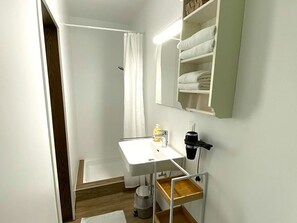 Ducha, secador de pelo, toallas