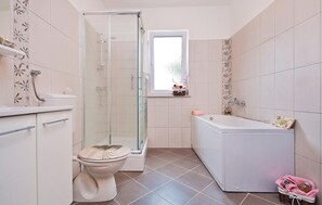 Combined shower/bathtub - 2 bedroom nice apartment in Orbanici (Orbanici)