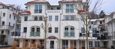 Un hotel de varios pisos con una entrada central que dice 'MEERESBLICK'.