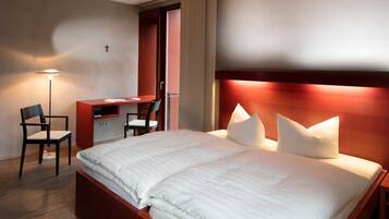 1 bedroom, desk, bed sheets, wheelchair access