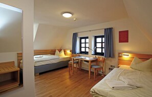 1 chambre, bureau, draps fournis