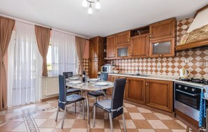 Fridge, microwave, stovetop, dishwasher