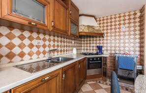 Frigorífico, microondas, placa de cocina y lavavajillas