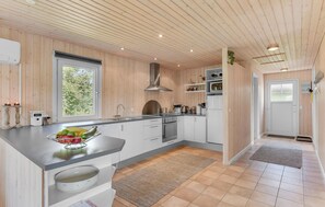 Køleskab, mikrobølgeovn, kogeplade, opvaskemaskine