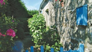 A stone building with a blue door and a blue mailbox. - 1 bedroom beautiful home in Pleubian (Pleubian)