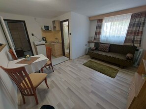 TV - Holiday apartment with large garden, internet and air conditioning (Balatonföldvár)