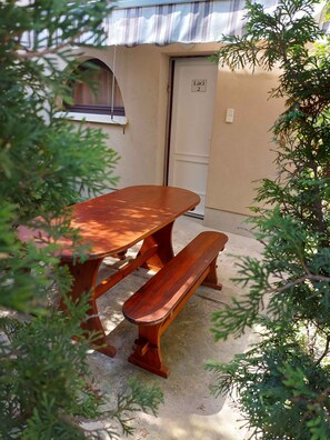 Outdoor dining - Holiday apartment with large garden, internet and air conditioning (Balatonföldvár)