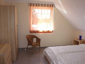 2 slaapkamers, reisbedje, beddengoed