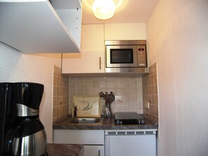 Kühlschrank, Mikrowelle, Wasserkocher mit Kaffee-/Teezubehör