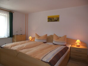 2 Schlafzimmer, Reisekinderbett, WLAN, Bettwäsche