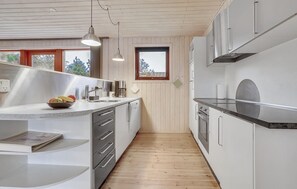 Refrigerador, microondas, placa de cocina, lavavajillas