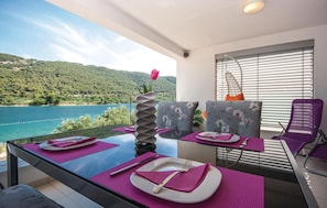 Outdoor dining - Gorgeous apartment in Grebastica (Grebastica)