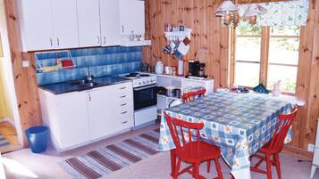 Kühlschrank, Herdplatte, Wasserkocher mit Kaffee-/Teezubehör
