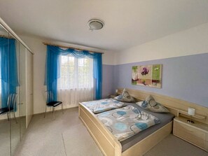 2 bedrooms, travel crib, WiFi, bed sheets