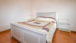 A bedroom with a bed, bedside tables, and a nightstand. - 2 bedroom nice apartment in Coti Chiavari (Coti Chiavari)