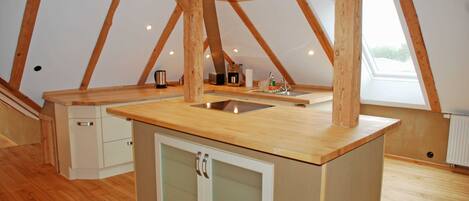 Réfrigérateur, four à micro-ondes, lave-vaisselle, chaise haute