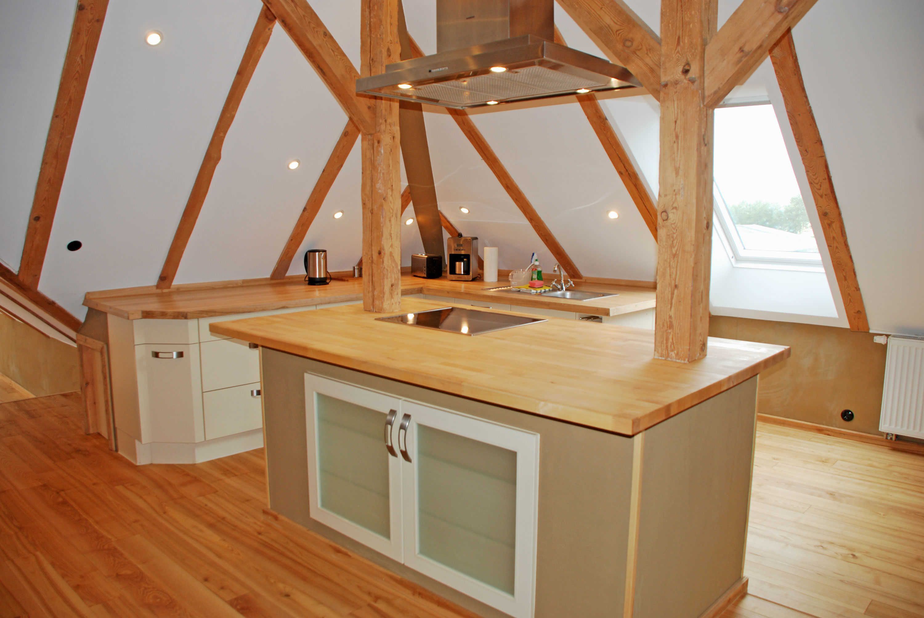 Kjøleskap, mikrobølgeovn, oppvaskmaskin og høy barnestol