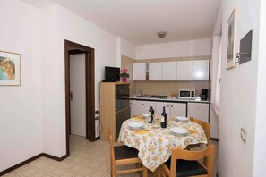 Kjøleskap, mikrobølgeovn, kokeplater og kaffetrakter/tekoker