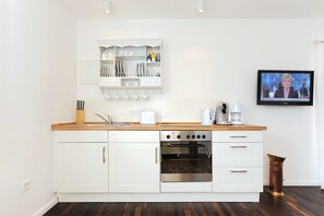 Køleskab, ovn, kaffe-/temaskine, elkedel