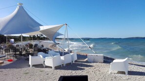 Una spiaggia nelle vicinanze