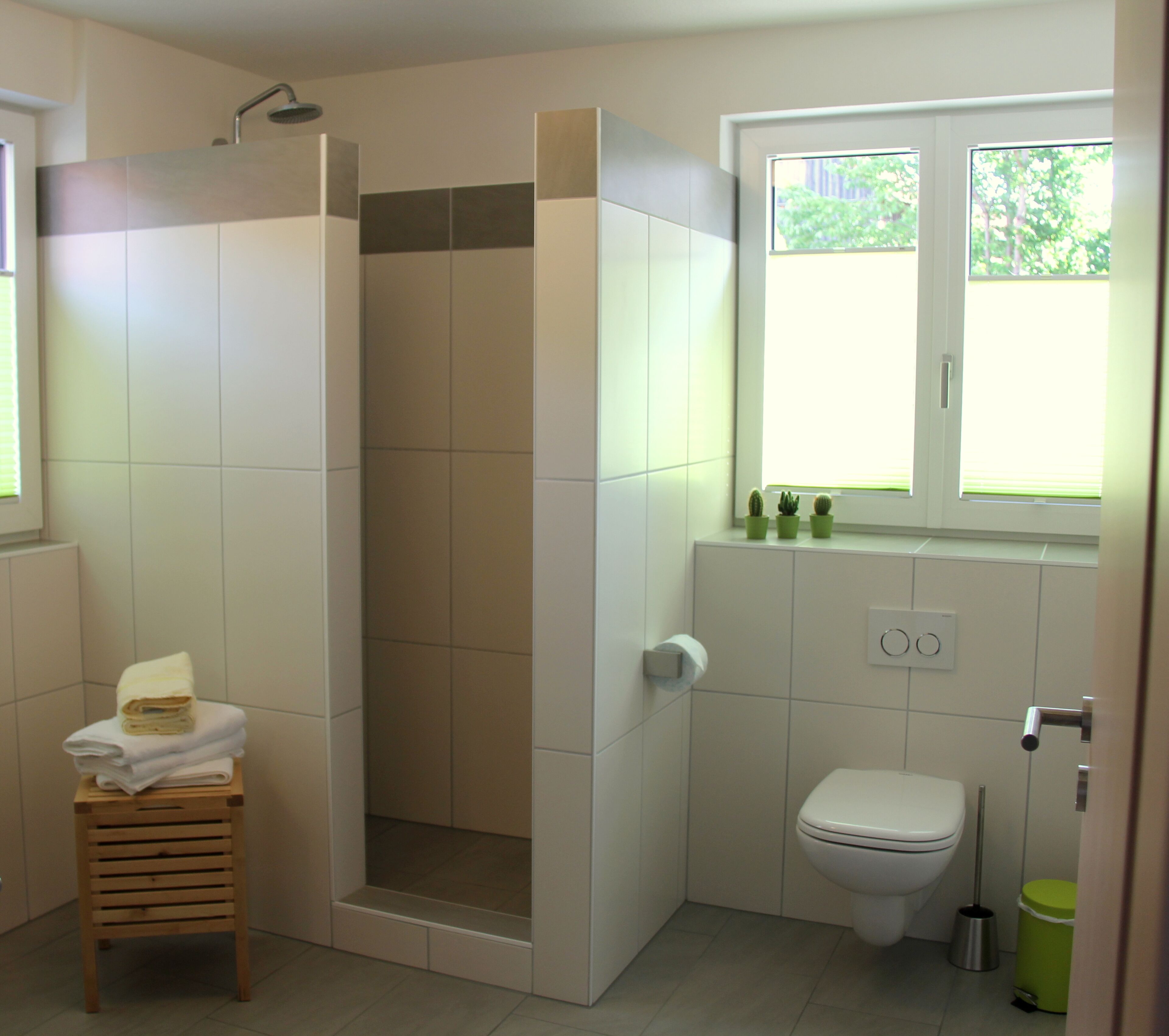 Badewanne, Haartrockner, Handtücher, Seife