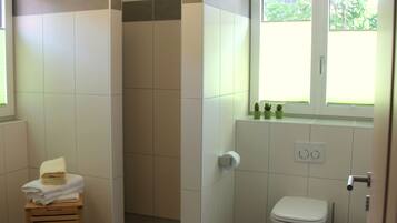 Badewanne, Haartrockner, Handtücher, Seife