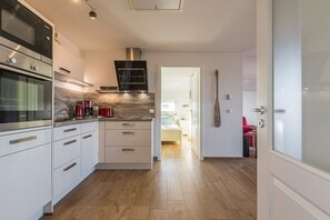 Kühlschrank, Mikrowelle, Ofen, Geschirrspüler