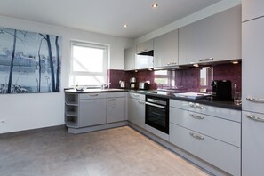 Kühlschrank, Mikrowelle, Ofen, Geschirrspüler