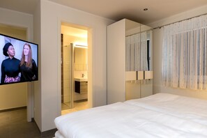 2 soverom, safe på rommet, skrivebord og reiseseng for barn