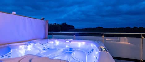 Outdoor spa tub