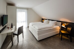 2 sovrum, värdeförvaringsskåp på rummet, skrivbord och resesäng