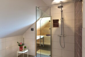 Dusche, Haartrockner, Toilettenpapier