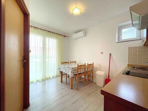 Dining - Holiday apartment with balcony and air conditioning (Baška)