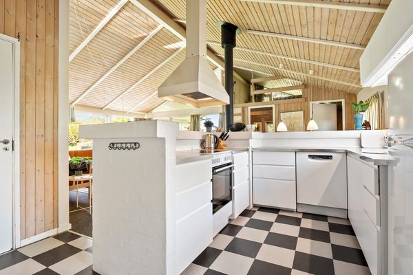 Køleskab, kogeplade, opvaskemaskine, kaffe-/temaskine