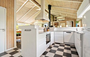 Refrigerador, parrilla de estufa, lavavajillas y cafetera y tetera 