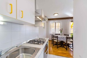 Kühlschrank, Ofen, Herdplatte, Wasserkocher mit Kaffee-/Teezubehör